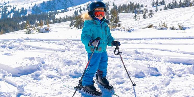 Ideální je, když se na prázdninové péči rodiče dokážou domluvit sami a soud jejich dohodu pouze schválí. Soud však není jejich návrhem vázán a vždy musí posoudit, zda je dohoda v nejlepším zájmu dítěte.