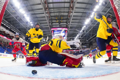 České hokejistky střílí gól do sítě Švédska