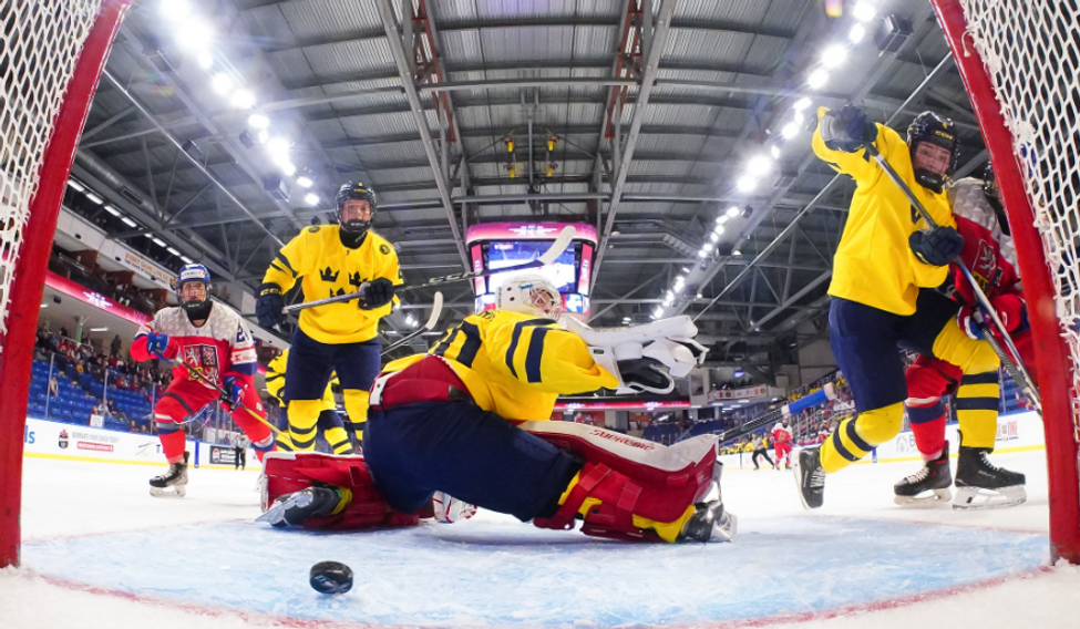 České hokejistky střílí gól do sítě Švédska