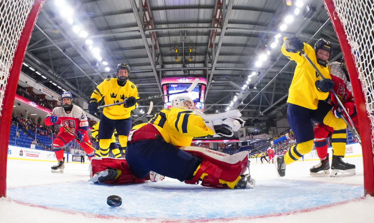 České hokejistky střílí gól do sítě Švédska