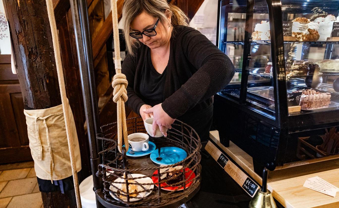 Objednávat lze přes QR kód nebo starou romantickou cestou – napsáním objednávky na papírek, který společně s karabinou spustí dolů po laně přímo k baru.