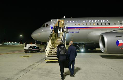 V Praze v neděli po 22. hodině večer přistálo letadlo s Čechem Janem Darmovzalem, kterého rok a čtyři měsíce věznil ve Venezuele režim autoritářského prezidenta Nicoláse Madura.