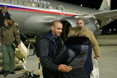 Přílet byl ve znamení šťastného shledání a objetí.