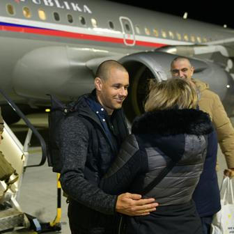 Přílet byl ve znamení šťastného shledání a objetí.