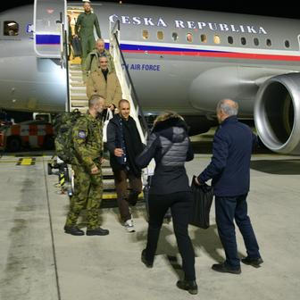 „Je to na slzy, dneska je to pětistý den,“ řekl po příletu novinářům Darmovzalův otec s poukazem na dobu od zadržení jeho syna ve Venezuele.