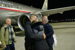 Syn se mu zdál být v pořádku, ale víc řeknou lékaři, podotkl. Syna uvítal slovy "Vítej doma".