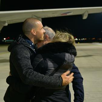 Matka novinářům při příchodu na letiště řekla, že rodina chce poděkovat všem lidem, kteří se o propuštění jejího syna zasloužili.