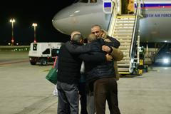 Ministr obrany Jaromír Zůna (za SPD) po příjezdu na letiště novinářům řekl, že přeprava Darmovzala domů byla poměrně náročná operace, která se připravovala několik dní a během té doby byli lidé i letadlo neustále připravení odletět.