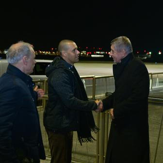 Propuštěného Čecha na letišti přivítal také premiér Andrej Babiš (ANO).