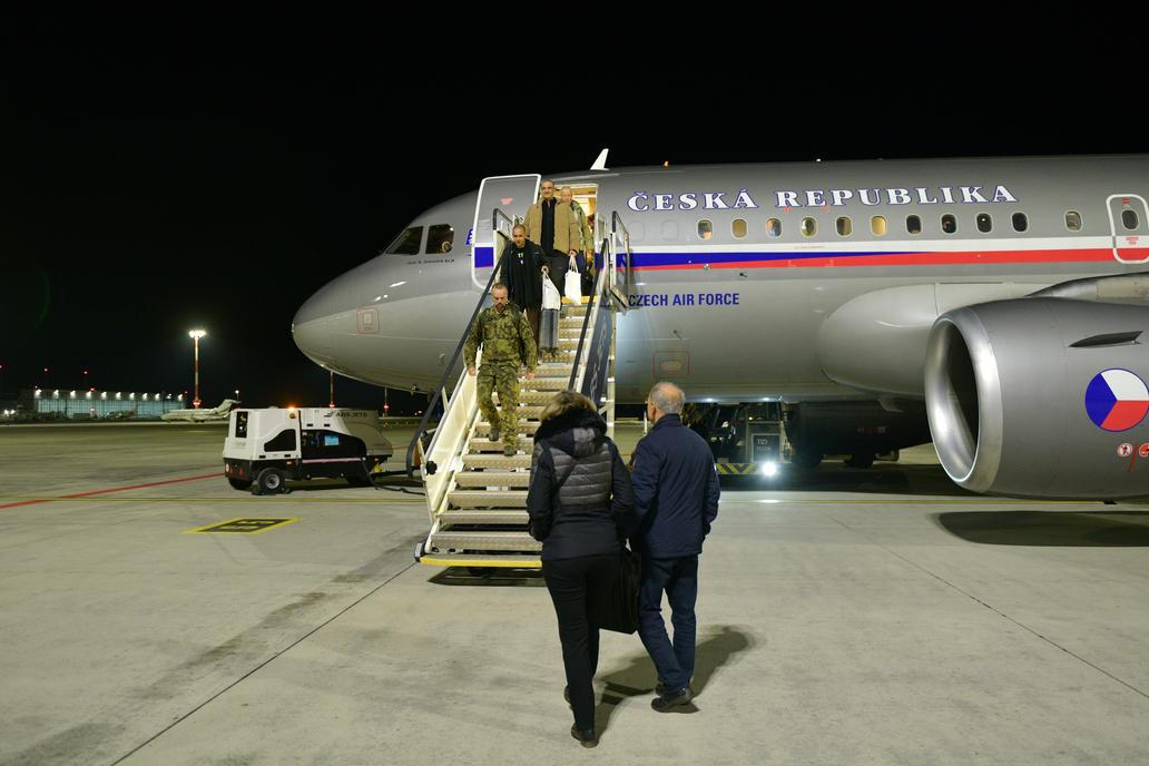 V Praze v neděli po 22. hodině večer přistálo letadlo s Čechem Janem Darmovzalem, kterého rok a čtyři měsíce věznil ve Venezuele režim autoritářského prezidenta Nicoláse Madura.