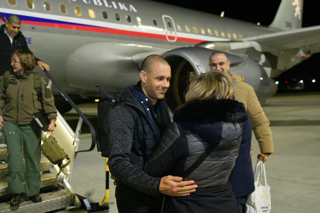 Přílet byl ve znamení šťastného shledání a objetí.