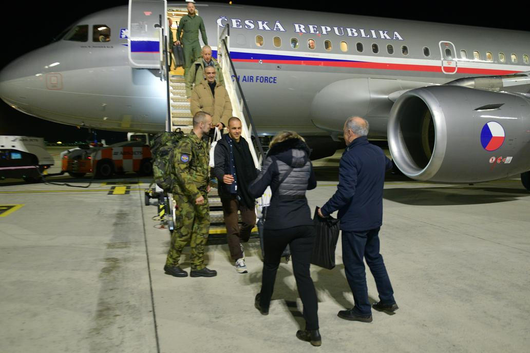„Je to na slzy, dneska je to pětistý den,“ řekl po příletu novinářům Darmovzalův otec s poukazem na dobu od zadržení jeho syna ve Venezuele.