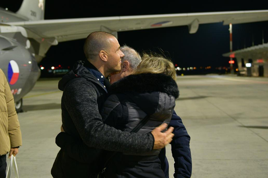 Matka novinářům při příchodu na letiště řekla, že rodina chce poděkovat všem lidem, kteří se o propuštění jejího syna zasloužili.