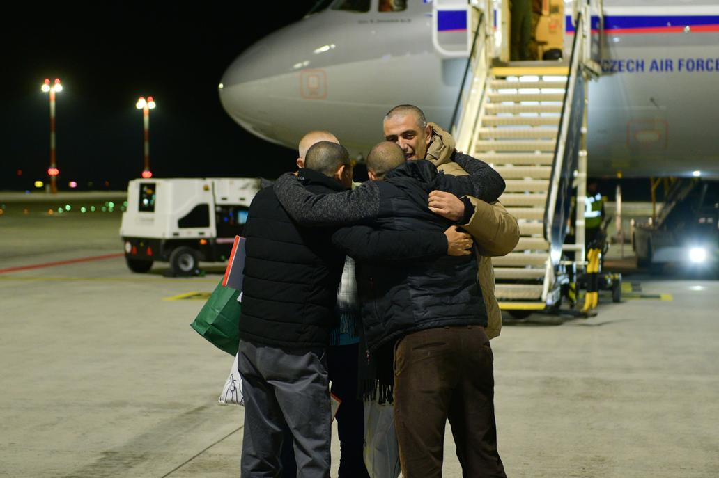 Ministr obrany Jaromír Zůna (za SPD) po příjezdu na letiště novinářům řekl, že přeprava Darmovzala domů byla poměrně náročná operace, která se připravovala několik dní a během té doby byli lidé i letadlo neustále připravení odletět.