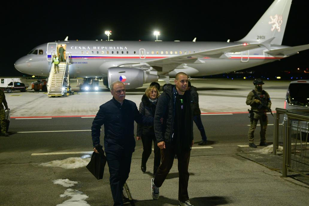 Darmovzal se přivítal se svými rodiči. Poté odjel na kontrolu do nemocnice, český lékařský tým se o něj staral už několik posledních dní.