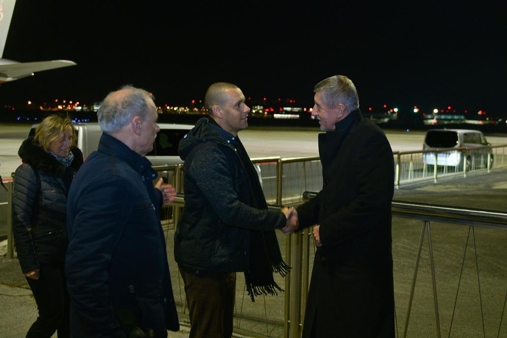Propuštěného Čecha na letišti přivítal také premiér Andrej Babiš (ANO).