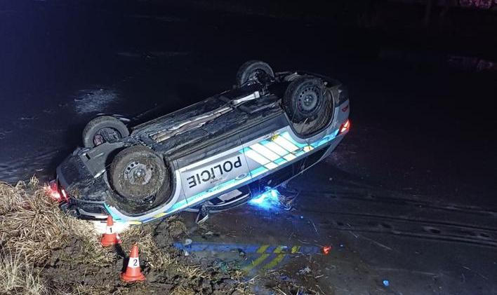 Havarovaná policejní auta u Vltavy