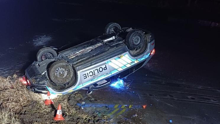 Havarovaná policejní auta u Vltavy