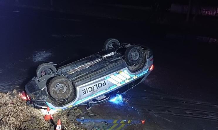 Havarovaná policejní auta u Vltavy