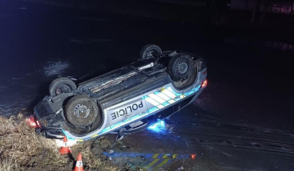 Havarovaná policejní auta u Vltavy