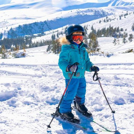 Ideální je, když se na prázdninové péči rodiče dokážou domluvit sami a soud jejich dohodu pouze schválí. Soud však není jejich návrhem vázán a vždy musí posoudit, zda je dohoda v nejlepším zájmu dítěte.
