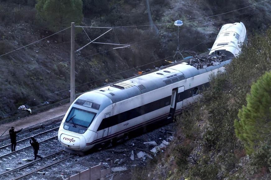 Smrt na rovném úseku: Španělsko řeší záhadnou srážku dvou rychlovlaků