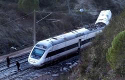 Smrt na rovném úseku: Španělsko řeší záhadnou srážku dvou rychlovlaků