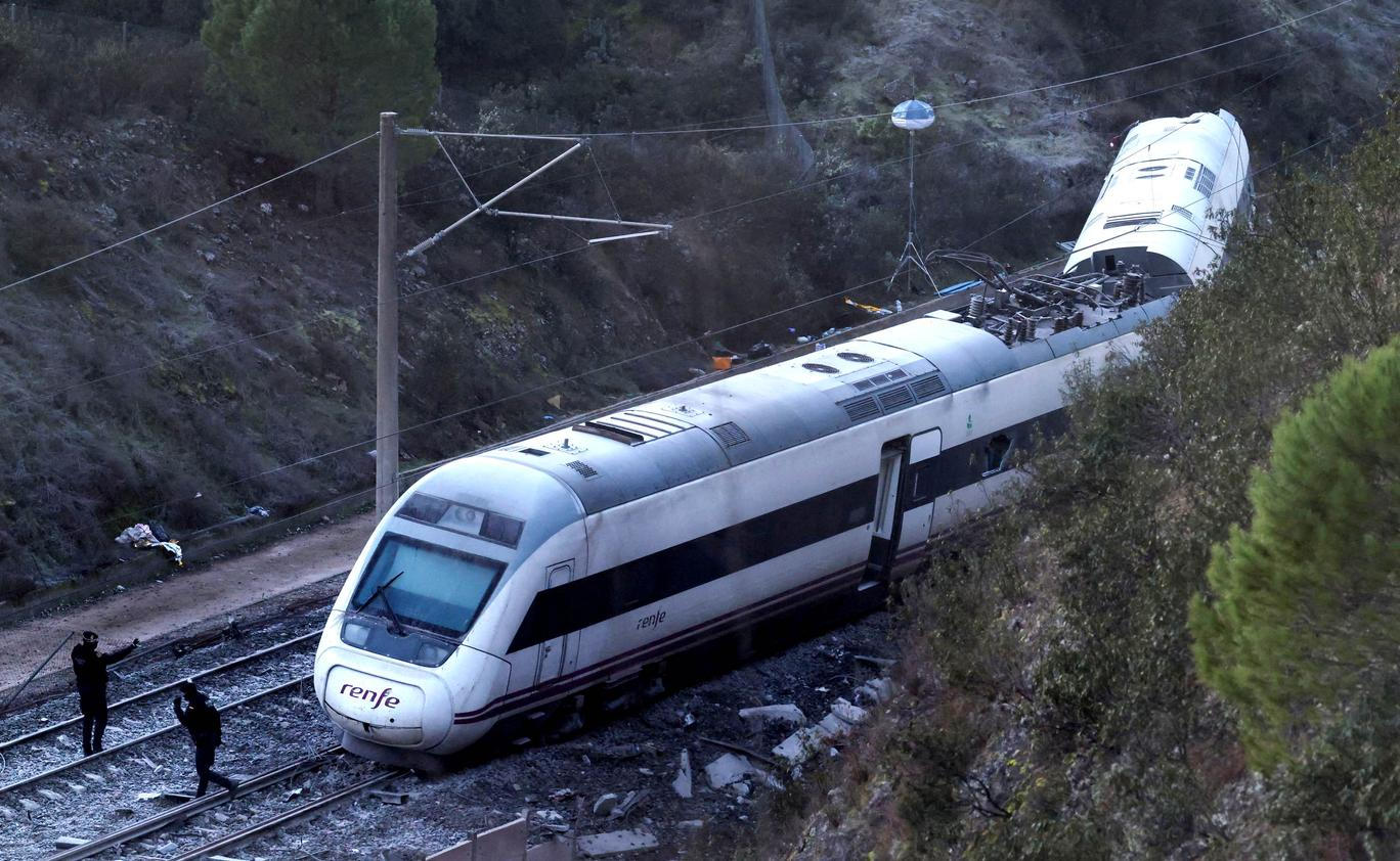 Smrt na rovném úseku: Španělsko řeší záhadnou srážku dvou rychlovlaků