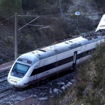 Smrt na rovném úseku: Španělsko řeší záhadnou srážku dvou rychlovlaků
