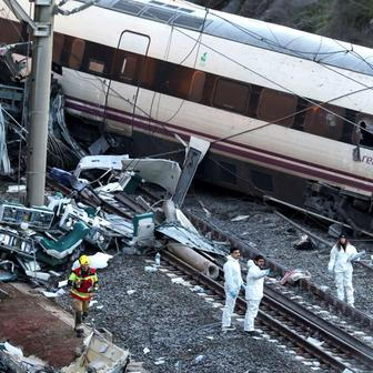 Smrt na rovném úseku: Španělsko řeší záhadnou srážku dvou rychlovlaků