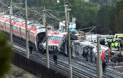 Smrt na rovném úseku: Španělsko řeší záhadnou srážku dvou rychlovlaků