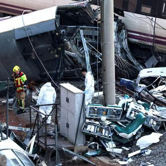 Smrt na rovném úseku: Španělsko řeší záhadnou srážku dvou rychlovlaků
