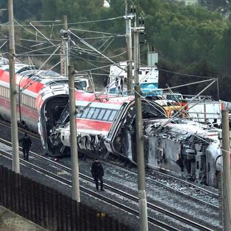 Smrt na rovném úseku: Španělsko řeší záhadnou srážku dvou rychlovlaků