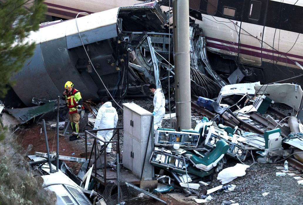 Smrt na rovném úseku: Španělsko řeší záhadnou srážku dvou rychlovlaků