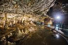 Punkevní jeskyně, Moravský kras, lidé, turisté, krápníky, stalaktity, stalagmity