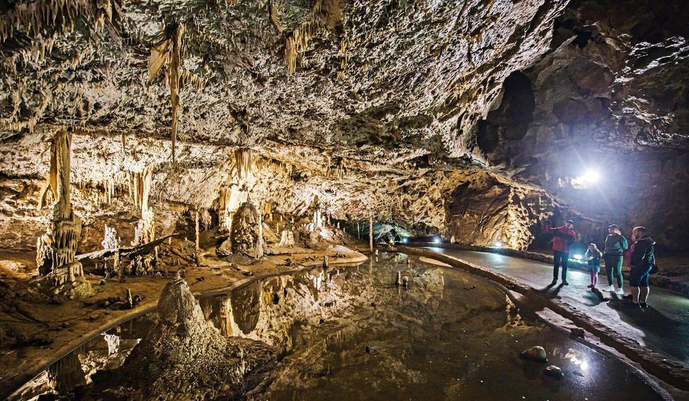 Punkevní jeskyně, Moravský kras, lidé, turisté, krápníky, stalaktity, stalagmity