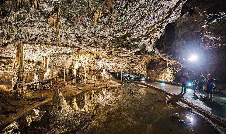 Punkevní jeskyně, Moravský kras, lidé, turisté, krápníky, stalaktity, stalagmity