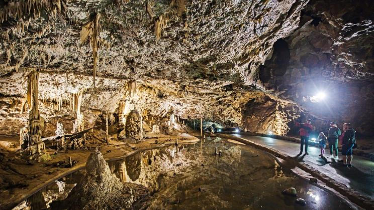 Punkevní jeskyně, Moravský kras, lidé, turisté, krápníky, stalaktity, stalagmity