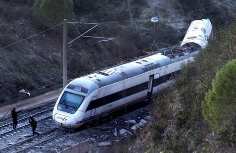 Smrt na rovném úseku: Španělsko řeší záhadnou srážku dvou rychlovlaků