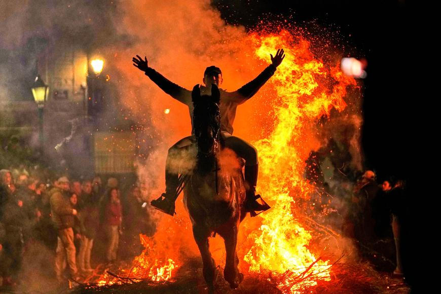 Ohnivý rituál koní: Las Luminarias je noc plná kouře a legend