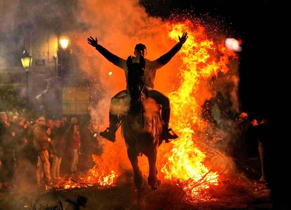 Ohnivý rituál koní: Las Luminarias je noc plná kouře a legend
