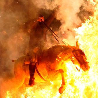 Ohnivý rituál koní: Las Luminarias je noc plná kouře a legend