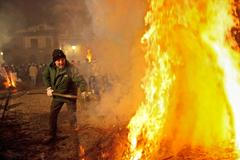 Ohnivý rituál koní: Las Luminarias je noc plná kouře a legend