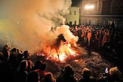 Ohnivý rituál koní: Las Luminarias je noc plná kouře a legend