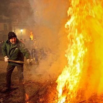 Ohnivý rituál koní: Las Luminarias je noc plná kouře a legend