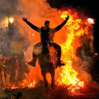 Ohnivý rituál koní: Las Luminarias je noc plná kouře a legend