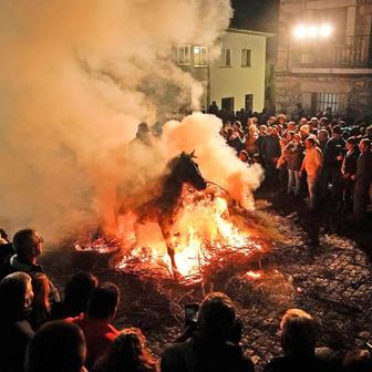 Ohnivý rituál koní: Las Luminarias je noc plná kouře a legend