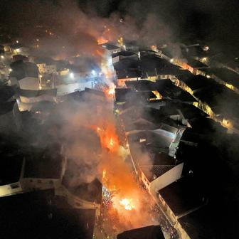 Ohnivý rituál koní: Las Luminarias je noc plná kouře a legend