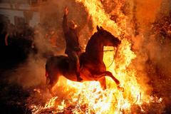 Ohnivý rituál koní: Las Luminarias je noc plná kouře a legend