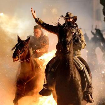 Ohnivý rituál koní: Las Luminarias je noc plná kouře a legend